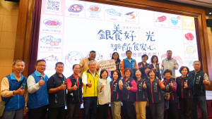嘉義市政府衛生局舉辦銀養好食光推廣記者會暨食安樂齡友善店家頒獎活動／嘉義市府提供