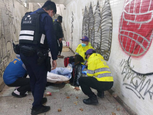 警員隨同救護車，將彭民送往部立桃園醫院就醫。