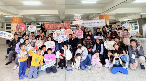 桃園衛生局「療癒汪汪隊」陪伴照顧者紓解壓力， 從心獲得支持與喘息。