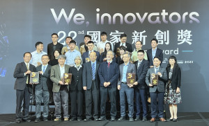 第22屆國家新創獎頒獎典禮，中原大學醫工系林政鞍（前排左一）與兆強科技董事長潘佳憶（前排左二）代表團隊上台領獎。
