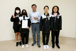 弘光科大健管系助理教授張振傑（中）指導宜寧高中學生作品「客製小卡打印機」獲得季軍。（弘光科大提供)