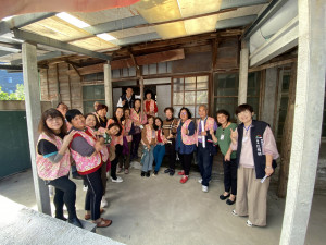 東勢地政志工於昭和木屋合影