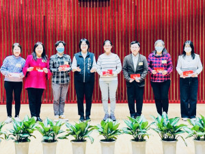 陳月春處長和榮獲關懷員特優獎之同仁合影