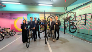 空間設計結合了洲際酒店的優雅語彙與騎行美學，提供專屬試乘預約，讓旅客能優雅地開啟探索之旅。