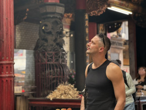 Lukas 走訪新竹都城隍廟，認識傳統木作、石雕及廟宇藝術特色。