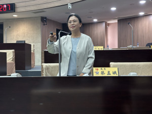 蔡孟娥議員要求環保局速處理廢棄油。（ 記者扶小萍攝）