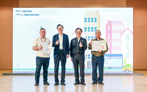 張市長頒發獎狀並與獲獎者合影。