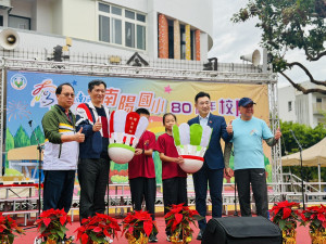 立法院副院長江啟臣（右二）、運彩公會理事長何昱奇（左二）捐贈母校南陽國小羽毛球。