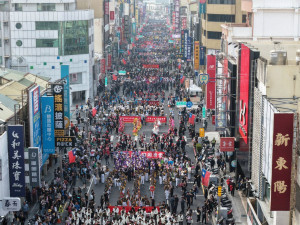 2025嘉義市國際管樂節踩街嘉年華，今天下午在嘉義市中央噴水圓環盛大登場。(圖／陳致愷攝影)