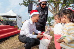 嘉義縣長翁章梁化身耶誕老人發糖果／陳致愷翻攝