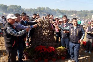 簡鎮長陳主席等嘉賓堆砌土窯歡迎大眾參與。（記者扶小萍攝）