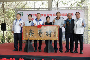 名間鄉冬茶賽李志展獲烏龍組特等獎，許縣長贈匾祝賀。（縣府提供）