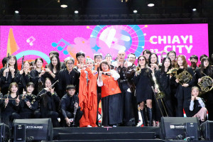 管樂節晚會壓軸由范曉萱 and 100%樂團重磅登場，並與歌手黃宣YELLOW合體，加上嘉頌重奏團與復雷閣街舞團／嘉義市府提供