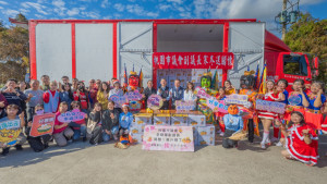 寒冬送暖關懷—副市長王明鉅、李曉鐘副議長柳丁捐贈活動合影。