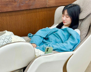 暨大中文系大四林同學說，使用圖書館按摩椅，「感覺積壓整天的壓力瞬間消失」。（暨大提供）