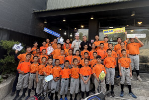 名間陳鄉長宴請新街少棒選手於惹鍋過聖誕。（記者扶小萍攝）