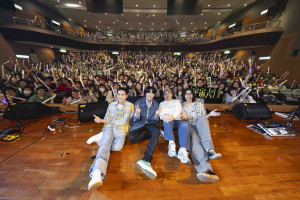 首場音樂會邀請金曲樂團宇宙人擔任開場嘉賓，一上台就點燃全場氣氛。（相信音樂提供）