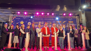 草屯鎮長簡賜勝與嘉賓啟動聖誕點燈活動。（草屯公所提供）