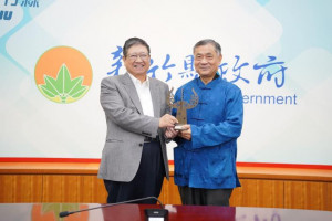 縣長楊文科頒發表揚狀公開表揚田文光。