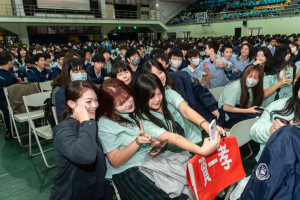 高虹安市長與學生開心互動。