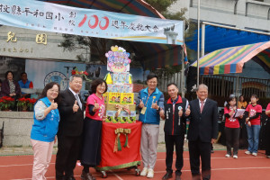 平和以愛閱書香城堡替代慶生蛋糕。（記者扶小萍攝）