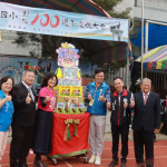 平和以愛閱書香城堡替代慶生蛋糕。（記者扶小萍攝）