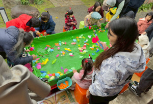 小朋友玩釣魚 ，樂在其中。