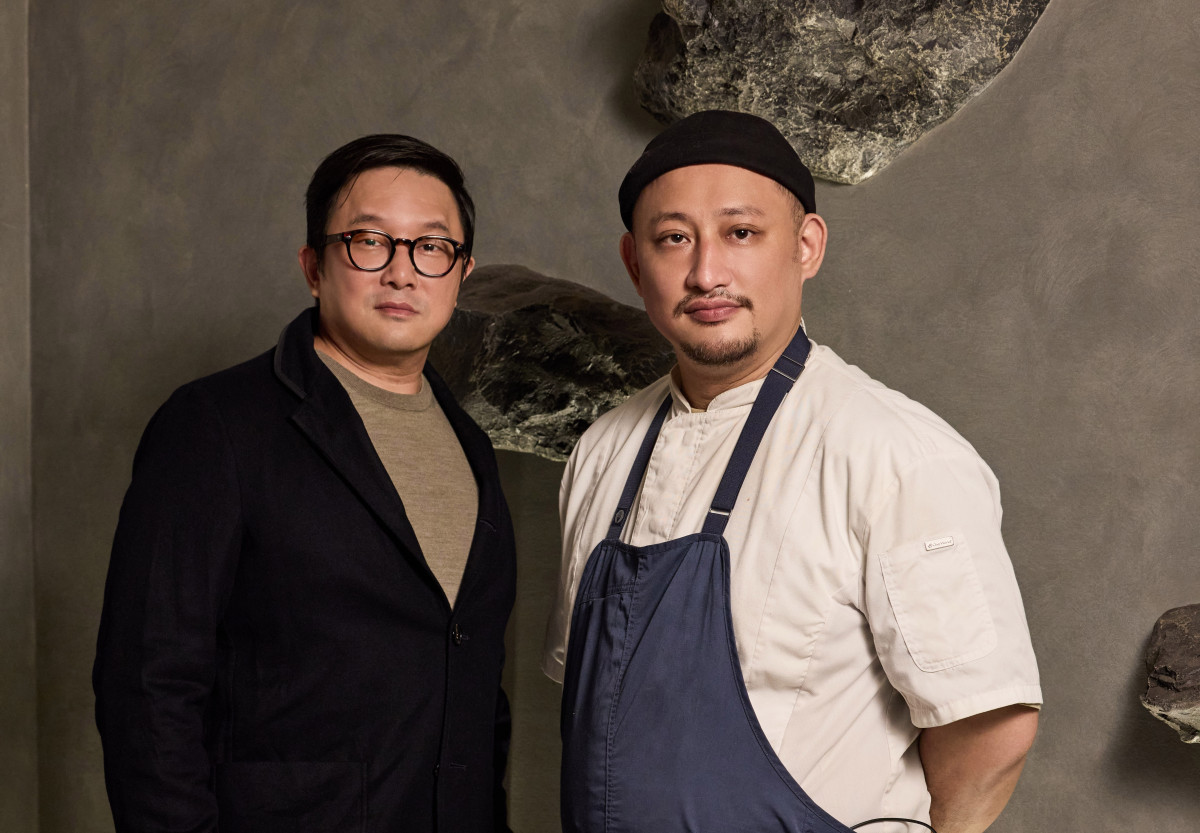 金蘭食品董事長鍾淳名(左)邀請好嶼HOSU主廚李易晏(右)以金蘭油膏進行臺菜創作。