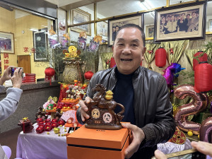 莊秋安主委展示馬年套組。（記者扶小萍攝）