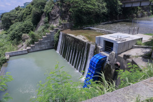 台中市府主導開發的「食水嵙溪排水小水力發電廠」已於去年正式啟用。