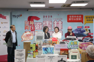 雲林縣府「2025與神同行遊雲林滿額500抽豪禮」活動，今天由副縣長謝淑亞、贊助廠商麗寶總裁特助林淑卿共同抽出百萬名車得主北港孫先生／翻攝照片