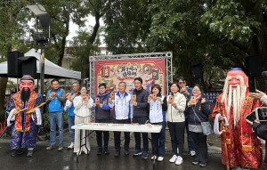 王副縣長與嘉賓一同邀大眾來體驗好好告別2025。（記者扶小萍攝）