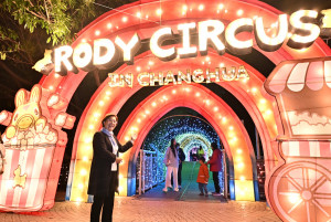 2026彰化月影燈季八卦山大佛風景區璀璨登場，由彰化縣長王惠美與貴賓共同點燈，正式開啟以「跳跳馬戲團」為主題的燈光盛會。圖／彰化縣政府提供