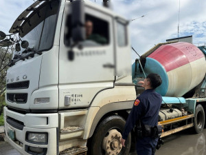 平鎮警強力取締大型車違規。