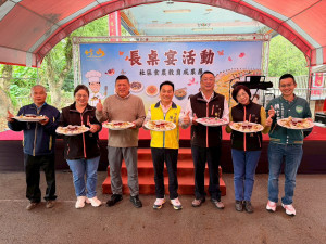 竹山鎮辦長桌宴各社區端出美味手路菜。（竹山鎮公所提供）