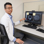 骨科醫師陳威仁提醒，貝克氏囊腫雖屬良性腫瘤，但若反覆疼痛、影響行動，甚至造成神經、血管壓迫，建議及早就醫檢查。