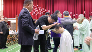 牧師群為受刑人受洗。