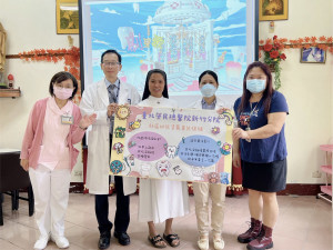 左1劉淑貞護理師、左2黃政斌副院長、左3方濟幼兒園園長團圓修女、左4牙科林育如醫師。
