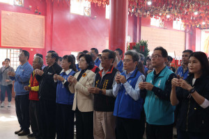 雲林縣睽違12年再度舉辦跨年晚會，縣長張麗善今前往六房媽紅壇祈求活動圓滿順利／林詩涵翻攝