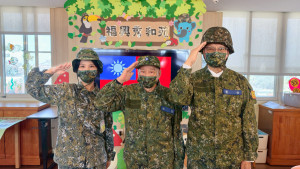 90歲阿公圓夢再披軍裝，福興日照中心溫馨陪他重返榮耀軍旅時光。圖／秀傳醫院提供