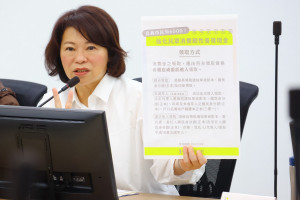 嘉義市長黃敏惠在市務會議中說明普發現金6000的發放對象、領取方式及相關注意事項／嘉義市府提供