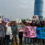 跨年前夕怒吼！大城鄉上百村民持鋤抗議風機進逼聚落，要求彰品風電立即停工。圖／彰化縣環境保護聯盟提供