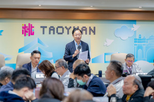 張市長說明桃園首件防災型公辦都更「正光花園新城」招商成功。