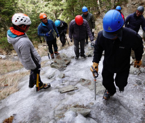 使用冰爪、冰斧須經過事先練習。（玉管處提供）