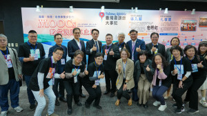 教育部貴賓與參與「數位培力終身益學聯盟」之學校代表合照。