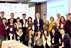 國科會「以包容為導向之科技計畫」114年度成果發表會，國科會人文及社會科學研究發展處長黃俊儒(後排中)，對暨大戴榮賦教授(後排左二)及研究團隊展現的成果，表示支持與肯定。（暨大提供）