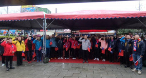 施永恭區長帶領民眾手持國旗參與升旗典禮。