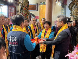 潭水亭觀音媽廟首位女性主委林玉鶴就任。