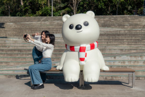 為迎接 2026 年元旦假期，嘉義市政府在蘭潭姊妹亭設置全新大型裝置藝術「大白熊」／嘉義市府提供