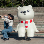 為迎接 2026 年元旦假期，嘉義市政府在蘭潭姊妹亭設置全新大型裝置藝術「大白熊」／嘉義市府提供